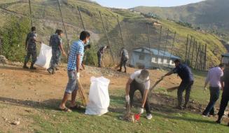 ब्राह टाकुरामा माधब वाग्ले सर काभ्रेली शाखा अधिकृत, गोपाल ओली मुनपा IT अनि सुरक्षा कर्मीहरु  फोहोर उठाउँदै 